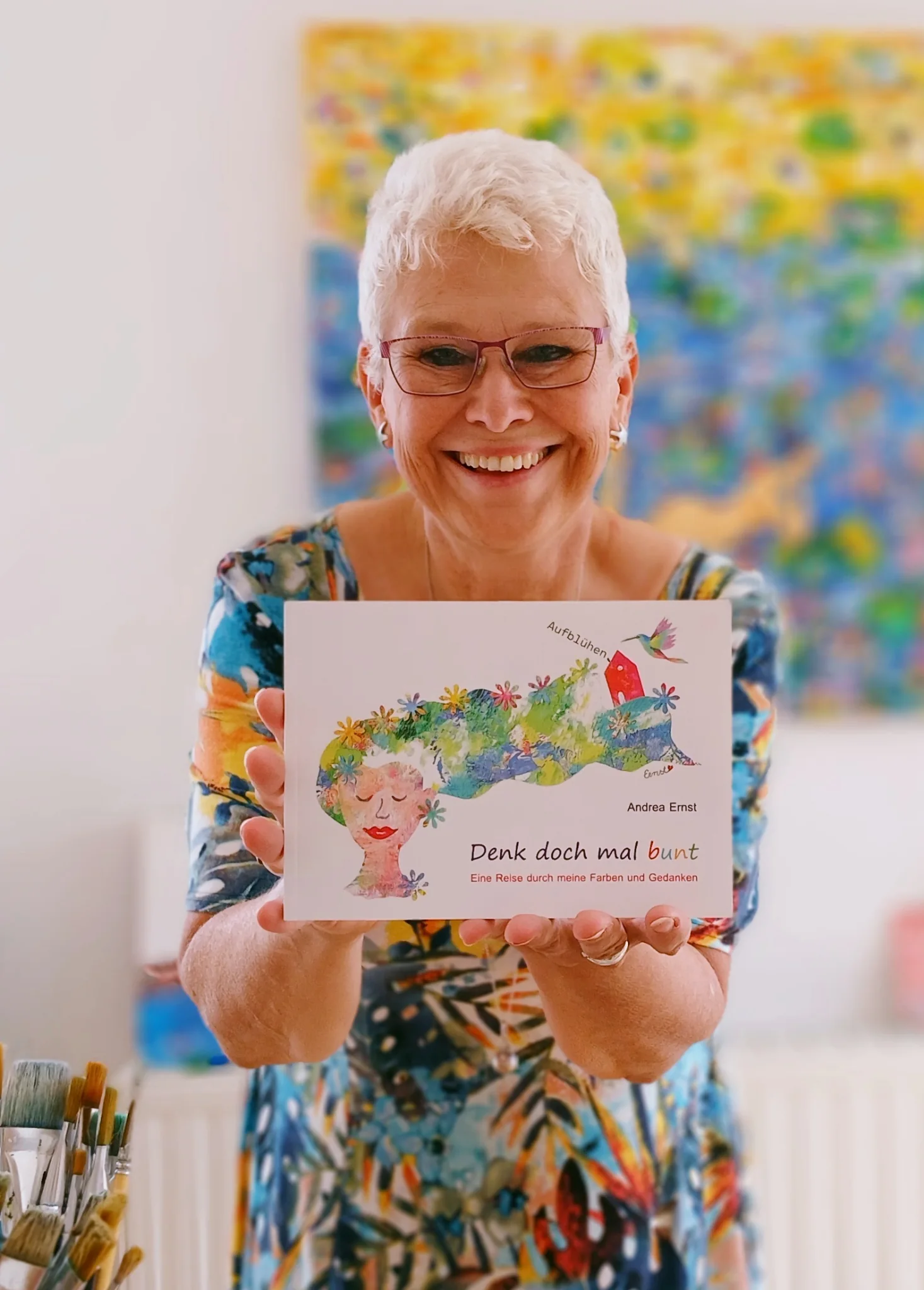 Andrea Ernst mit ihrem Buch Denk doch mal bunt