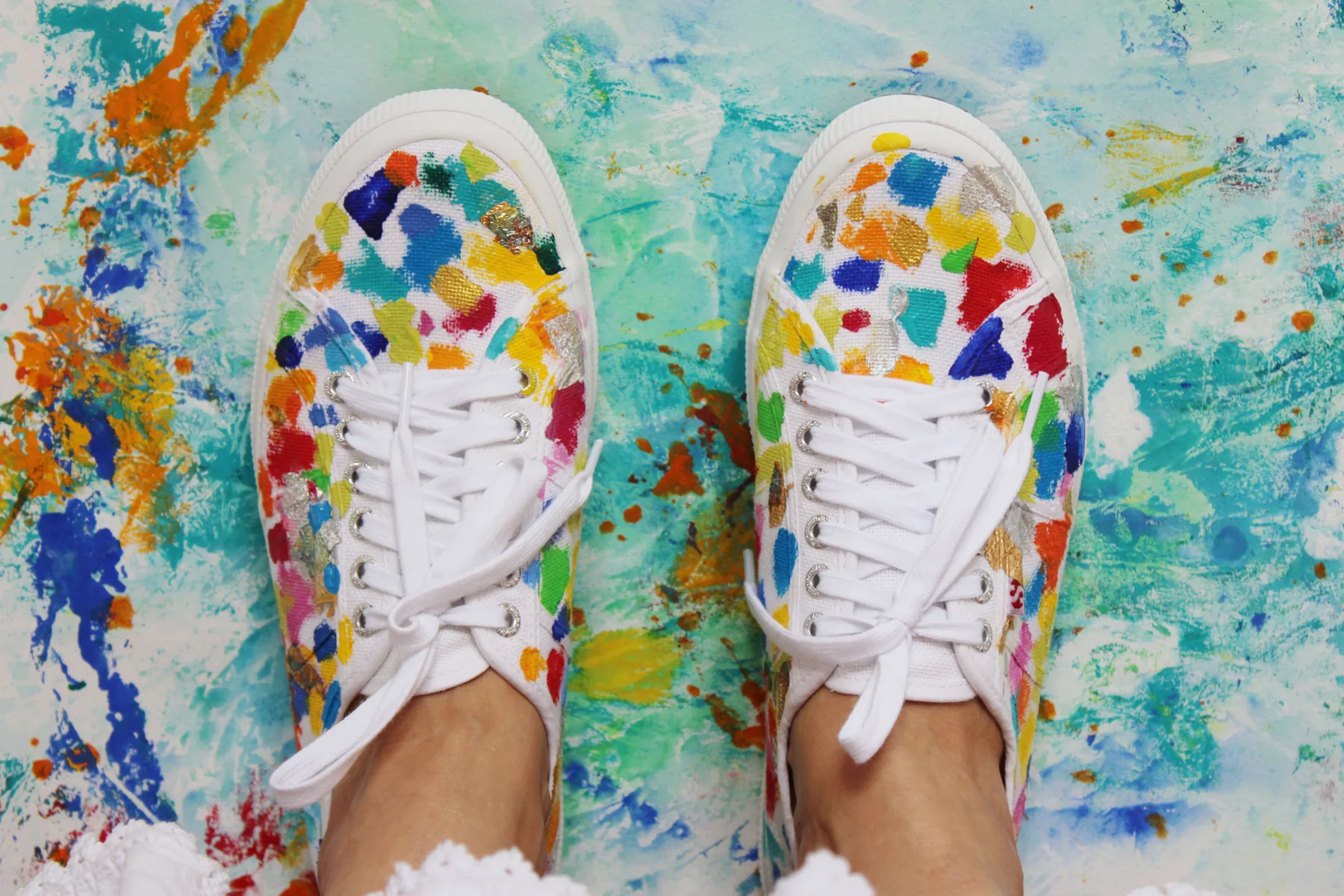 Farbenfrohe bemalte Schuhe – ein neuer Blick